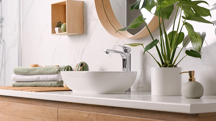 Remplacement de carrelages, sanitaires et équipements obsolètes.